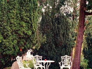 Compact Corner Set with Two Stools